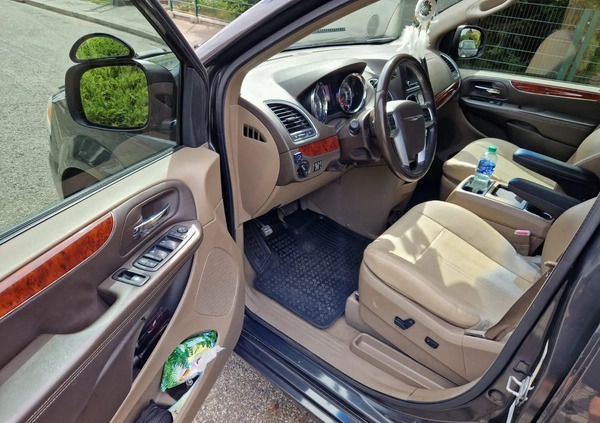 Chrysler Town &amp; Country cena 45999 przebieg: 198315, rok produkcji 2012 z Racibórz małe 172